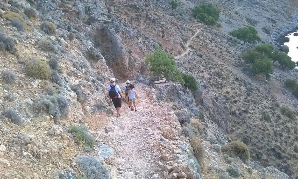 Κρητικός καταδρομέας "εκπαιδεύει" τα παιδιά του στα βουνά της Κρήτης!